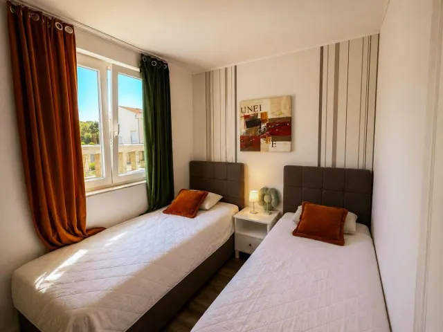 BookNoFees: Pokojný apartmán pri mori s balkónom a výhľadom na prístav – Petrcane