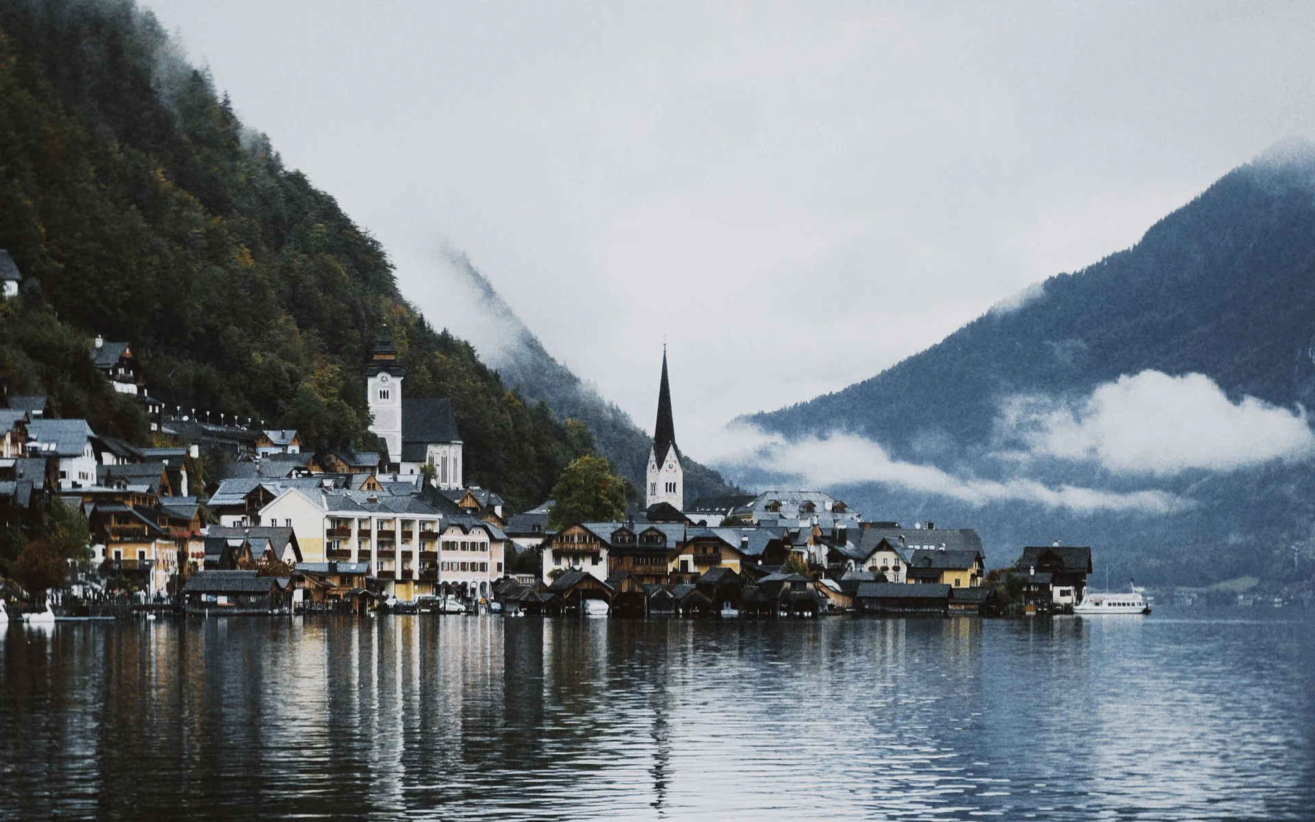 Hallstatt am See medzi oblakmi zahalenými horami
