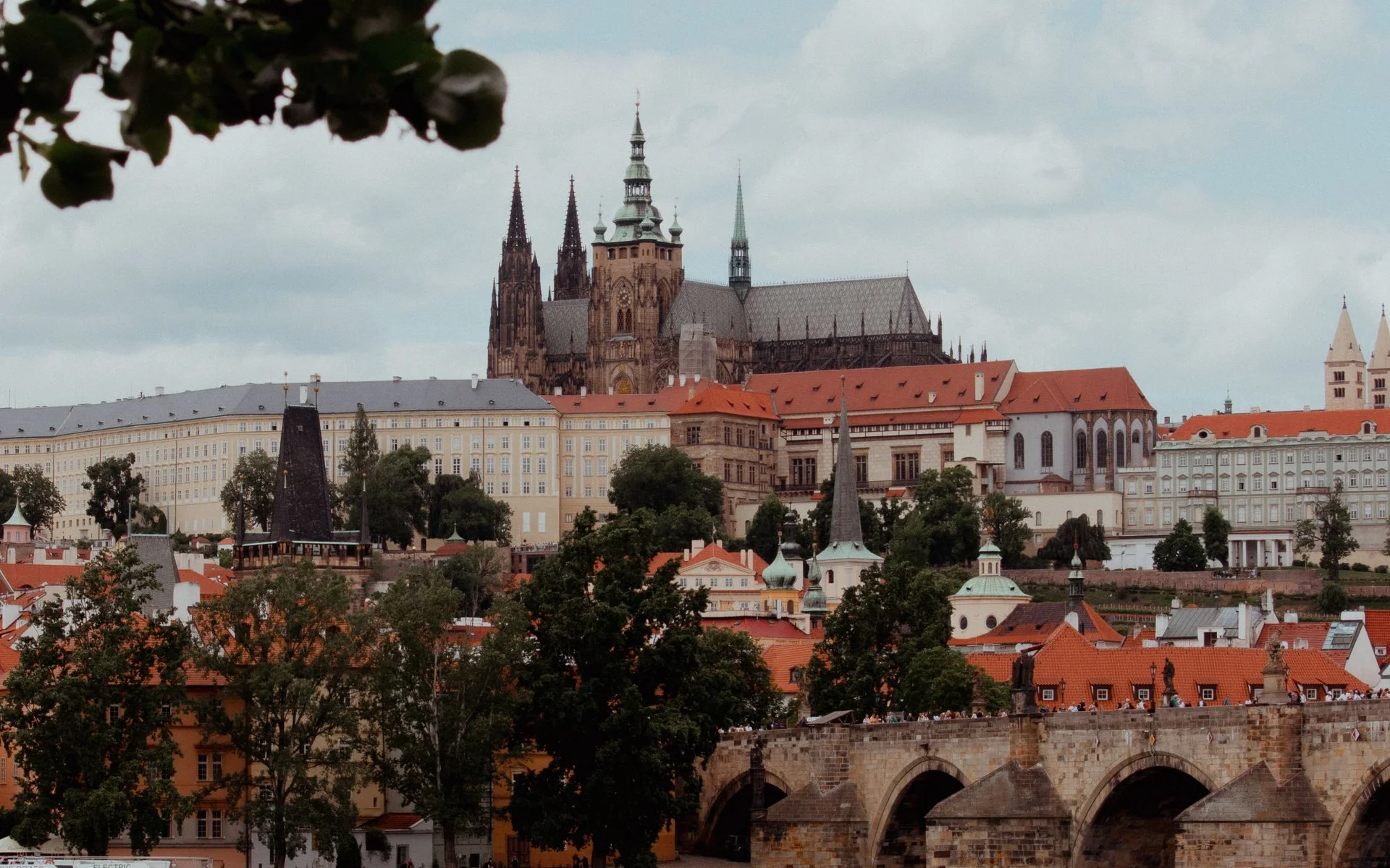 Pražský hrad a Karlov most nad Vltavou