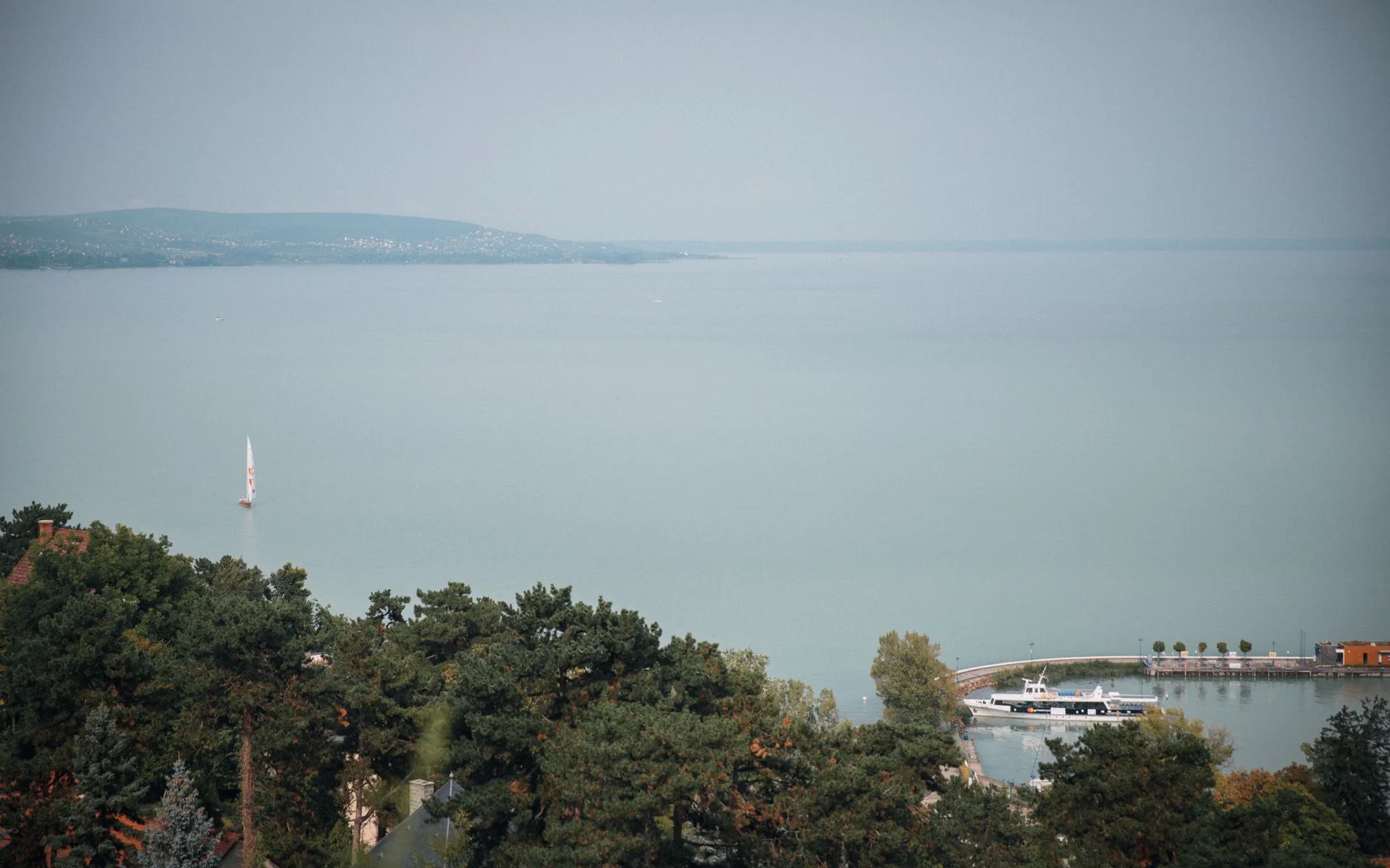 Pohľad z Tihany na Balatonské jazero