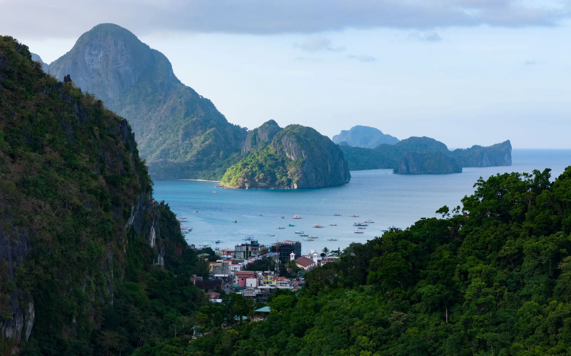 Zelené ostrovy a modré more pri El Nido na Palawane