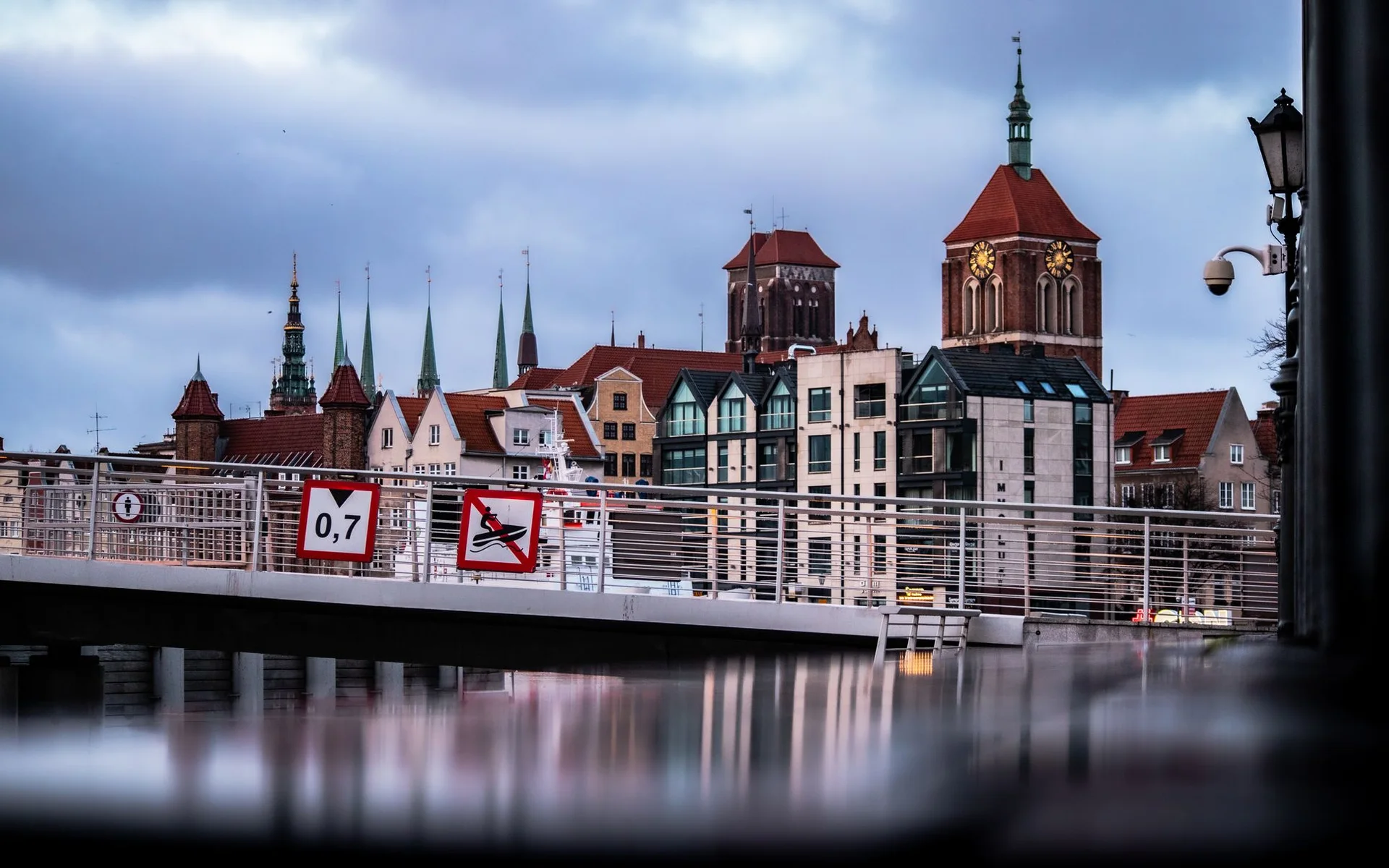 Historické budovy na nábrežnej promenáde v Gdaňsku