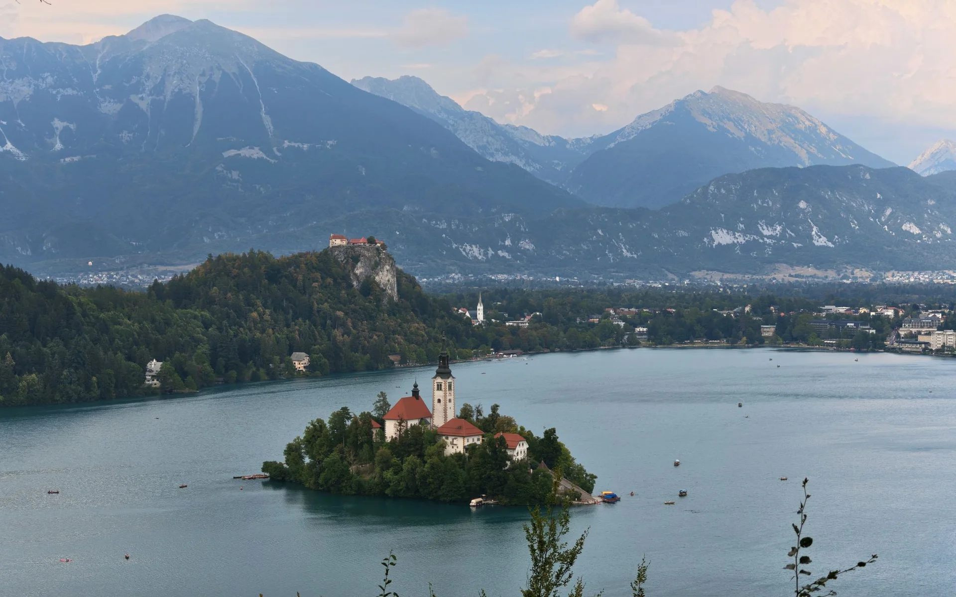 Jazero Bled s kostolom na ostrove pred Alpami