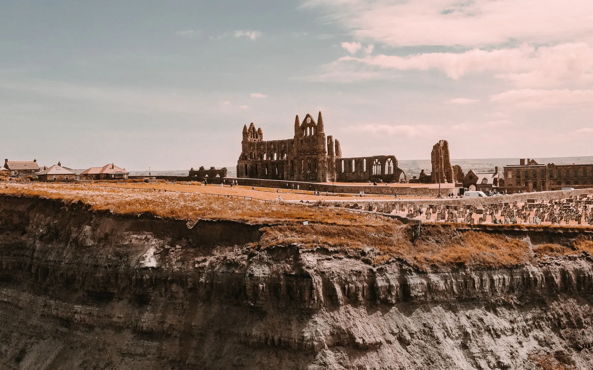 Ruiny opátstva Whitby nad anglickým pobrežím
