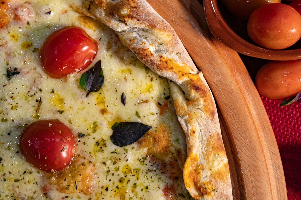 BookNoFees: Ukážková fotografia: Syrová pizza s cherry paradajkami