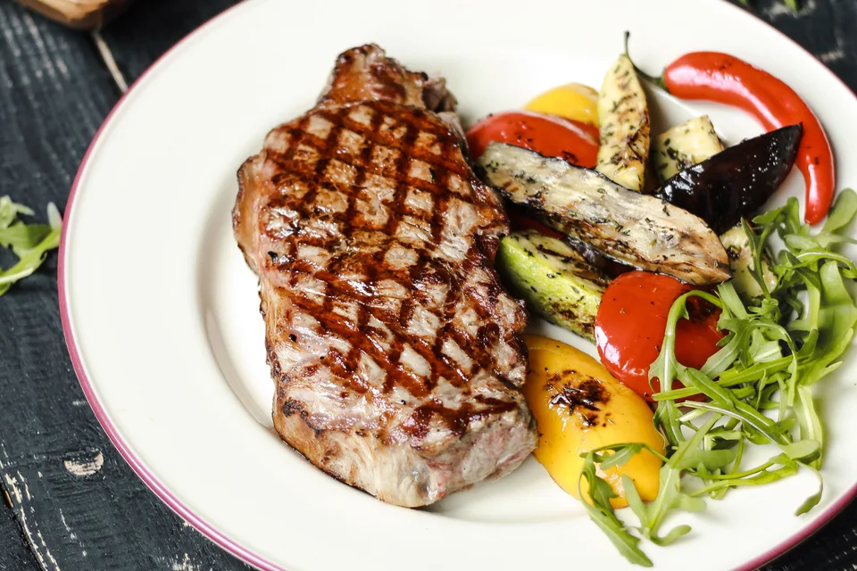Ukážková fotografia: Grilovaný steak podávaný so zeleninou