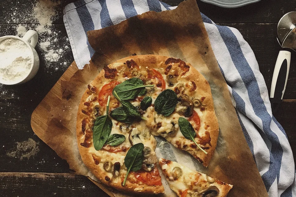BookNoFees: Ukážková fotografia: Pizza s hubami a špenátom