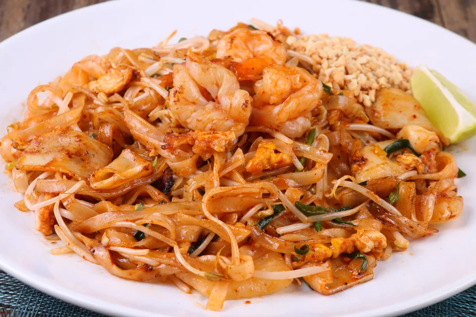BookNoFees: Ukážková fotografia: Nudle Pad Thai s krevetami