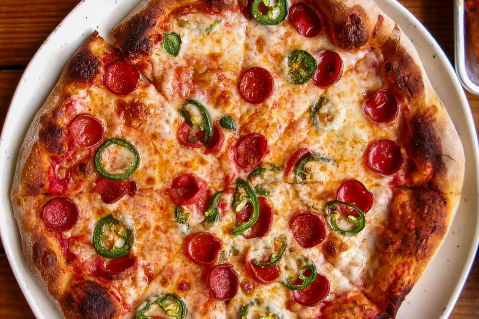 BookNoFees: Ukážková fotografia: Pizza s pepperoni a zelenou paprikou