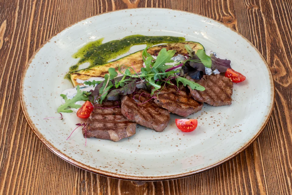 BookNoFees: Ukážková fotografia: Nakrájaný steak podávaný so zeleninou