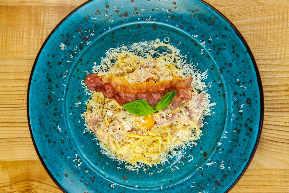 BookNoFees: Ukážková fotografia: Špagety carbonara na modrom tanieri