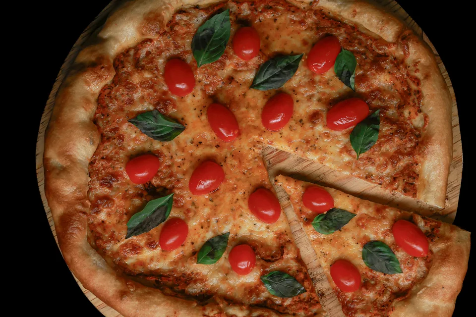 BookNoFees: Ukážková fotografia: Pizza s paradajkami a bazalkou