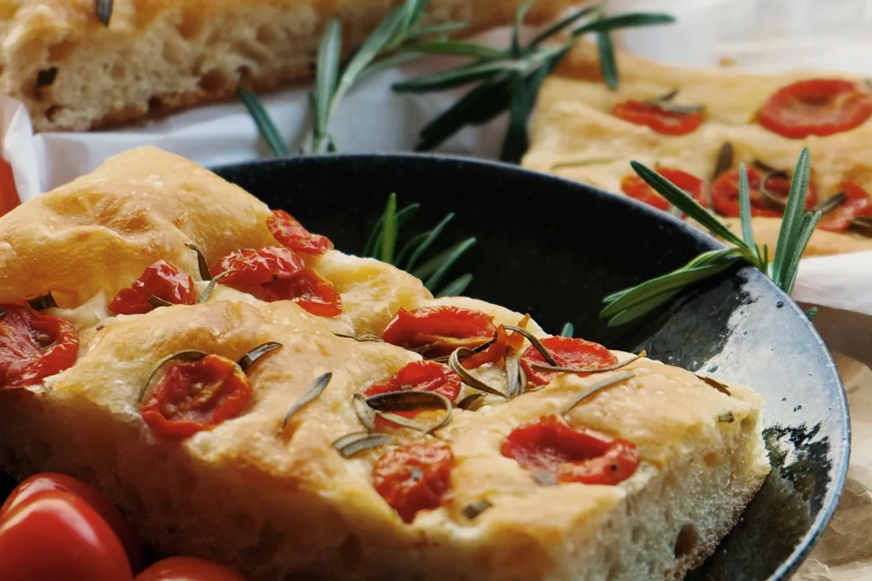 BookNoFees: Ukážková fotografia: Focaccia s paradajkami a rozmarínom