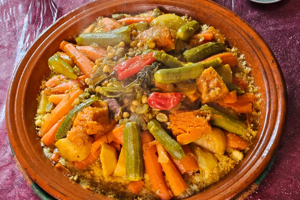 BookNoFees: Ukážková fotografia: Farebná zelenina podávaná v tagine